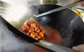 【蜜汁排骨】放入排骨