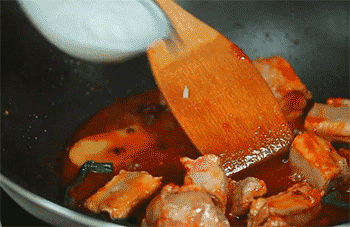【酱排骨】加入清水