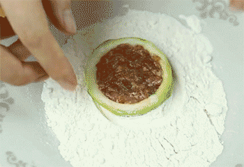 【韩式角瓜饼】裹面粉，鸡蛋