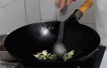 【肉段烧茄子】爆香