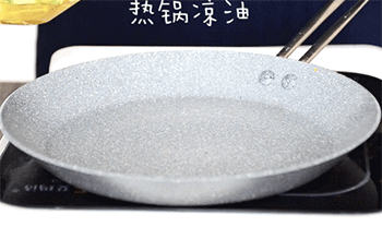 【西红柿厚蛋烧】倒油