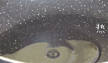 【酥炸鱿鱼圈】下入食材