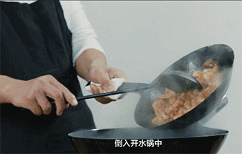 【大虾烧白菜】倒入开水锅中