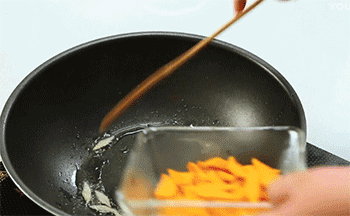 【南瓜炒百合】加入南瓜