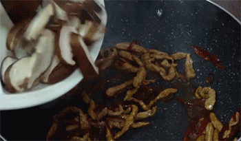 【蓝瘦香菇】放入食材