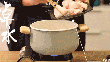 【黄豆焖猪蹄】焯水