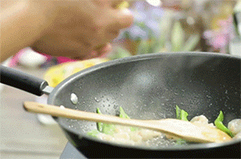 【菠萝炒虾仁】加入菠萝