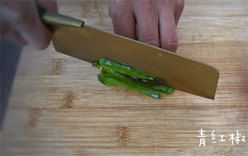 【清炒南瓜丝】切青椒丝