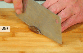 【韭黄四喜春卷】香菇切丝