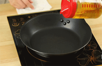 【照烧鸡腿】放入鸡肉