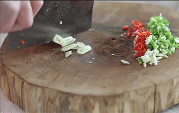 【清炒西兰花】切蒜