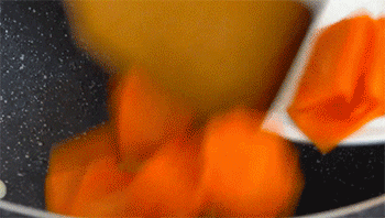 【焦溜豆腐】放入食材