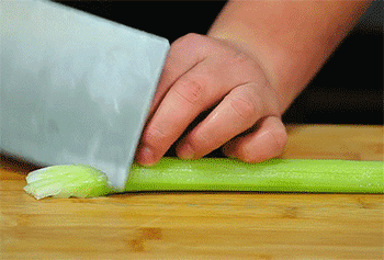 【料烧鸭】切西芹片