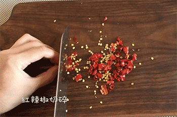 【金针菇粉丝蒸虾】切碎红辣椒