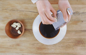 【风味鸡翅】加入大蒜泥