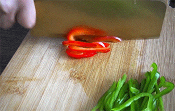 【清炒南瓜丝】切红椒丝