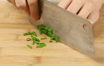 【火腿炒面】切葱花