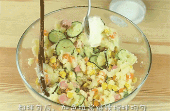 【土豆色拉】加色拉酱，装盘