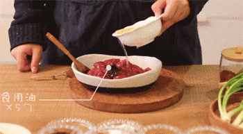 【川味水煮牛肉】放调料