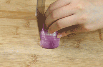 【奶油虾仁意面】切洋葱丁