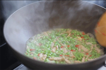 【毛豆炒肉丝】翻炒