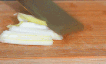 【红烧狮子头】拍葱姜