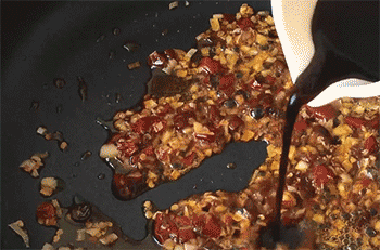 【金针菇粉丝蒸虾】加入生抽