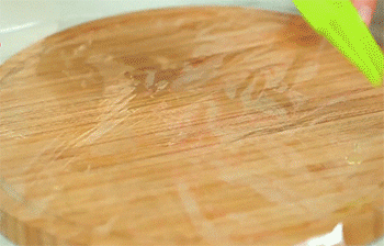 【肉末土豆泥】土豆放入保鲜膜中