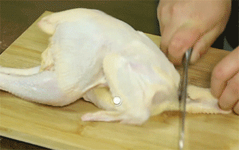 【豉油鸡】去除鸡头，鸡脚