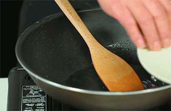 【韭黄四喜春卷】炒香菇