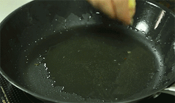 【经典小炒肉】爆香