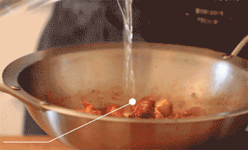 【脆香糖醋小排】焖煮