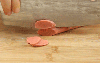 【火腿炒面】切火腿肠片