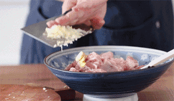 【软香糯米排骨】放佐料