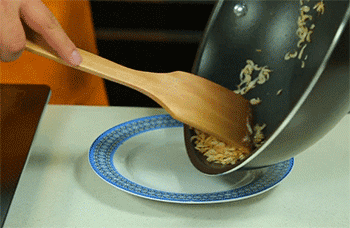 【虾皮拌萝卜丝】虾皮装盘