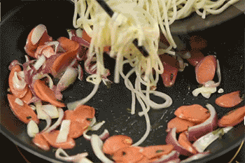 【火腿炒面】加入面条