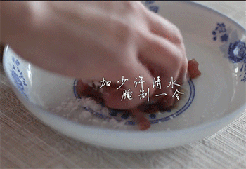 【西兰花炒肉】搅拌腌制