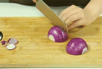 【经典小炒肉】洋葱切块