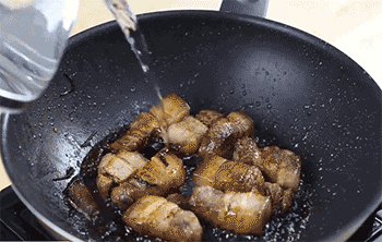 【梅子烧肉】加梅子，水