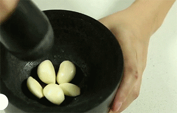 【茄汁金针菇】捣蒜般泥