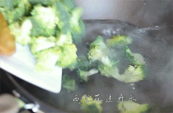 【西兰花炒肉】焯水