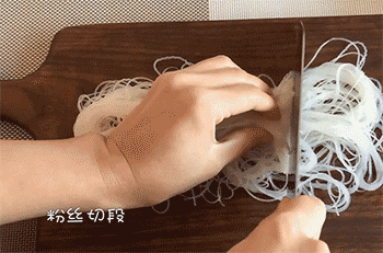 【金针菇粉丝蒸虾】粉丝切段