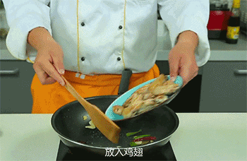 【南瓜烧鸡翅】放入鸡翅