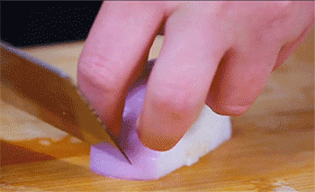 【咖喱烧茨菇】洋葱切丁