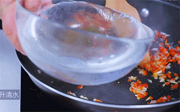 【咖喱烧茨菇】加入清水