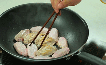 【南瓜烧鸡翅】煎鸡翅中