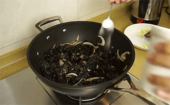 【木耳炒鸡蛋】放盐