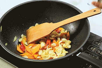 【南瓜炒百合】加调料