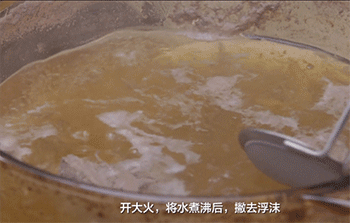 【白切猪肝】撇去浮沫