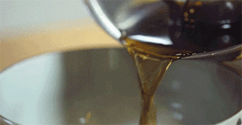 【盐煎秋刀鱼】料汁起锅